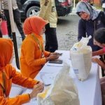 Bansos Beras Dihentikan Sementara Imbas Pemilu 2024, Airlangga Angkat Suara.