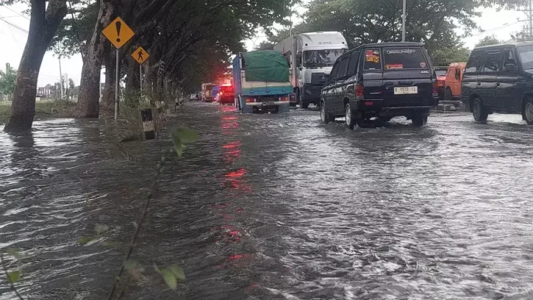 Banjir Mulai Surut, Jalur Pantura Demak-Kudus Kembali Bisa Dilewati