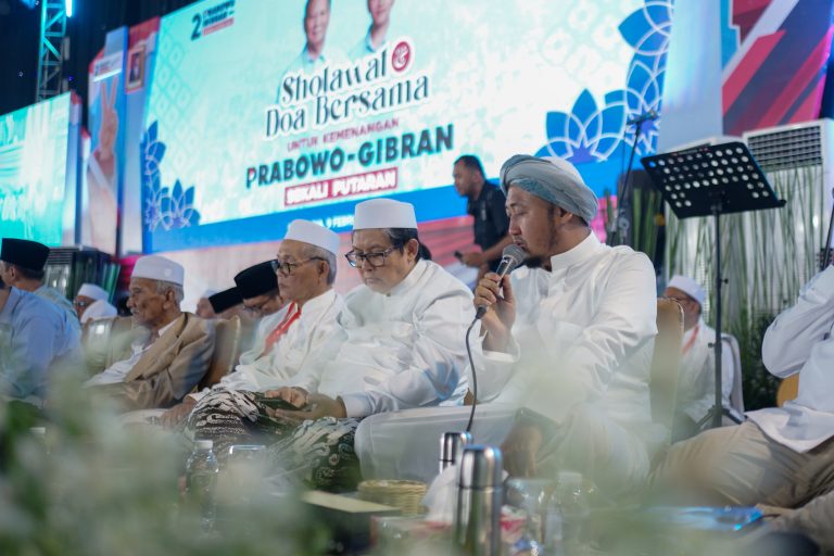 Kyai Jatim All in Dukung Paslon 02, Berikut : Daftar Kiai Khos Yang Hadir Sholawat dan Doakan Prabowo-Gibran Sekali Putaran