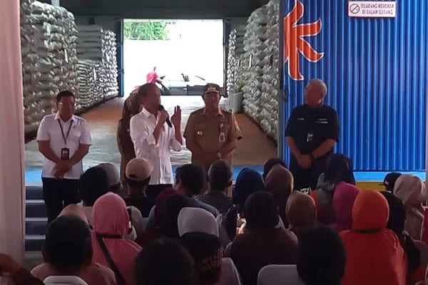 Presiden Jokowi Serahkan Bantuan Pangan