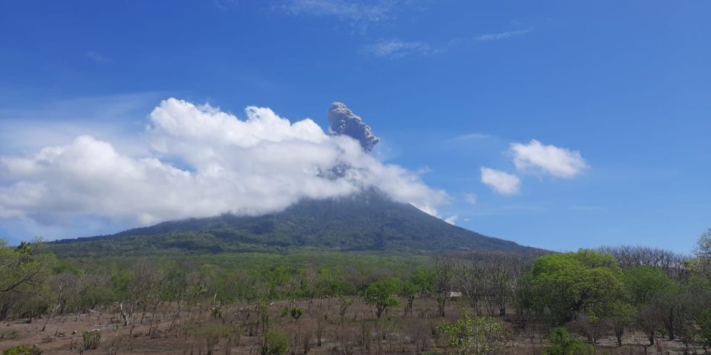 Gunung Ili Lewotolok Siaga