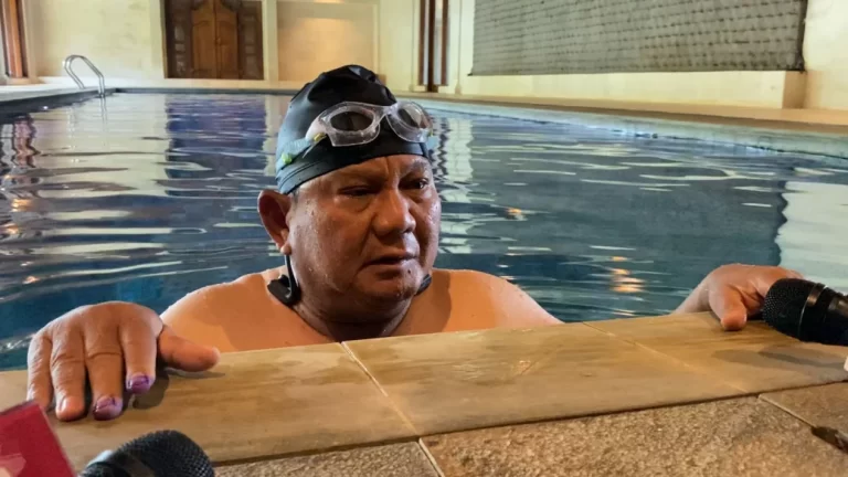 Menunggu Quick Count, Prabowo Pilih Berenang di Kediamannya