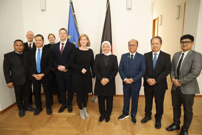 Menaker Penempatan Perawat