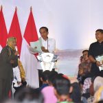 Presiden Jokowi Serahkan 3.000 Sertifikat Hak Atas Tanah di Kabupaten Bandung