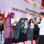 Presiden Jokowi Serahkan 3.000 Sertifikat Hak Atas Tanah di Kabupaten Bandung.
