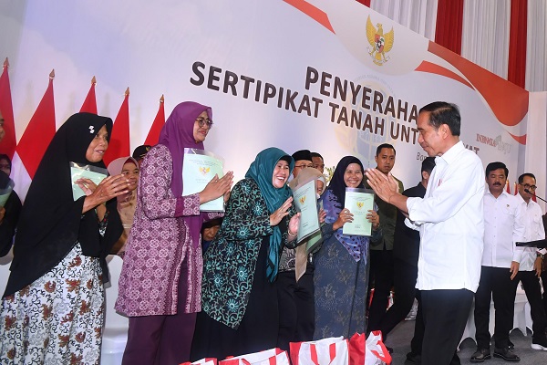 Presiden Jokowi Serahkan 3.000 Sertifikat Hak Atas Tanah