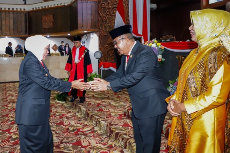 Gubernur Khofifah Lantik Mayjen TNI (Purn) Istu Hari Subagio Sebagai Pimpinan DPRD Jatim