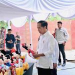 Presiden Jokowi Silaturahmi dengan Nasabah Mekaar, Dorong Keuntungan Usaha untuk Investasi Kembali.