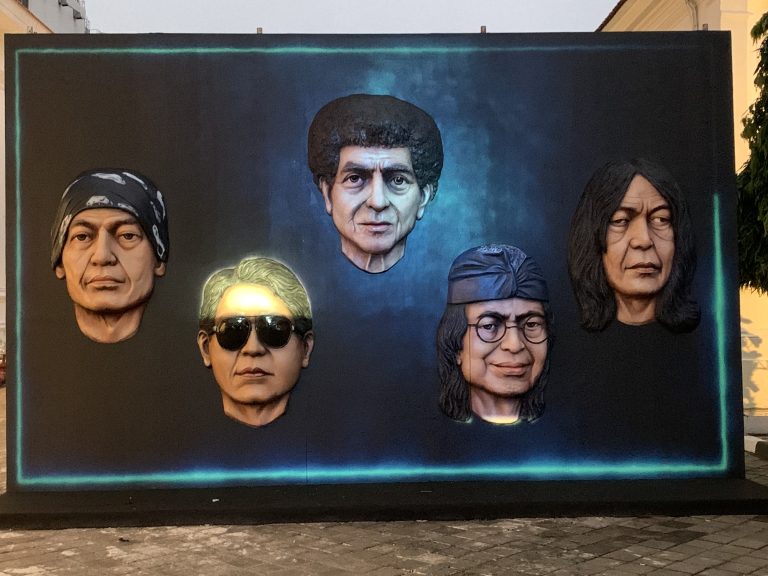 Koleksi Personel God Bless: Sebuah Warisan Budaya Musik Indonesia yang Berharga!