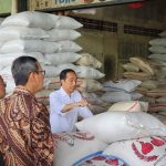 Presiden Jokowi Tinjau Pasar Induk Cipinang, Pastikan Stok Beras Tersedia