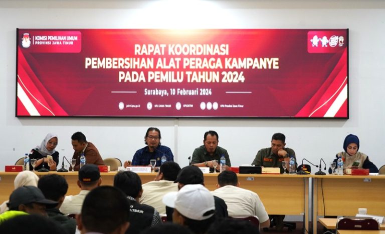KPU Jatim Bersama Peserta Pemilu Laksanakan Pembersihan APK Sebelum Masa Tenang