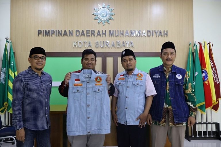 Rompi Jeans Biru Wali Kota Eri Cahyadi Penghargaan Pemuda Muhammadiyah Surabaya Tanpa Nuansa Politik