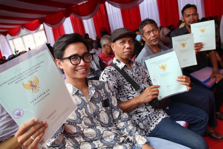 Wali Kota Eri Cahyadi Serahkan Sertipikat Tanah Program PTSL