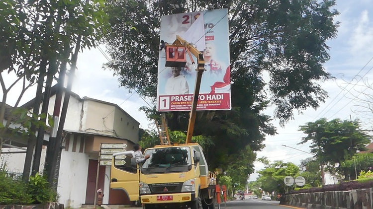 Mobil Crane Dikerahkan untuk Bersihkan APK di Temanggung