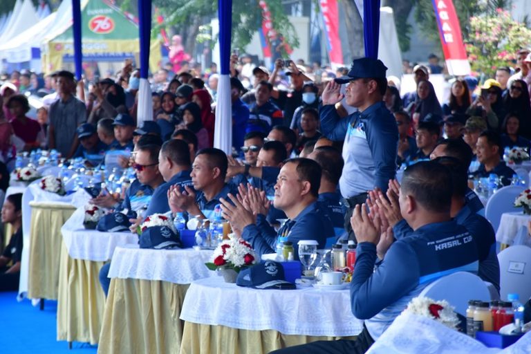 Komandan Puspenerbal Dampingi Kasal Lepas 936 Peserta Fin Swimming Selat Madura Kasal Cup 2024