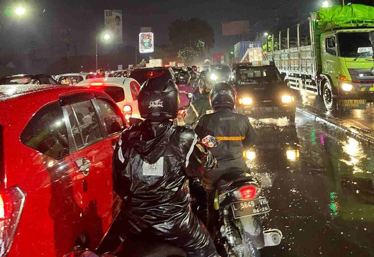 Surabaya Dikepung Banjir, Sejumlah Wilayah Ini Macet Parah