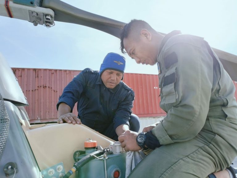 Manfaatkan Waktu Sandar, Crew Heli HS-1305 Laksanakan Aircraft Maintenace
