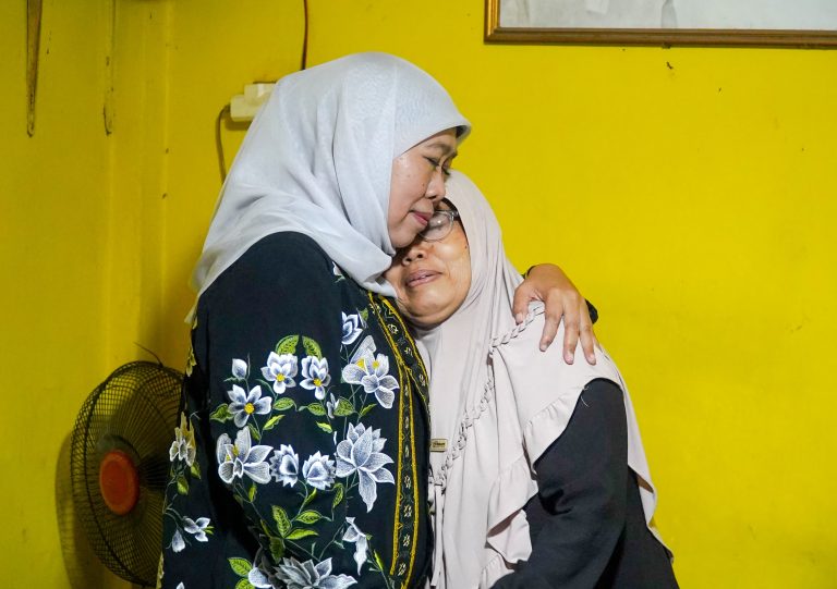 Khofifah dan TKD Jatim Beri Santunan kepada Keluarga Petugas PPS yang Meninggal Dunia