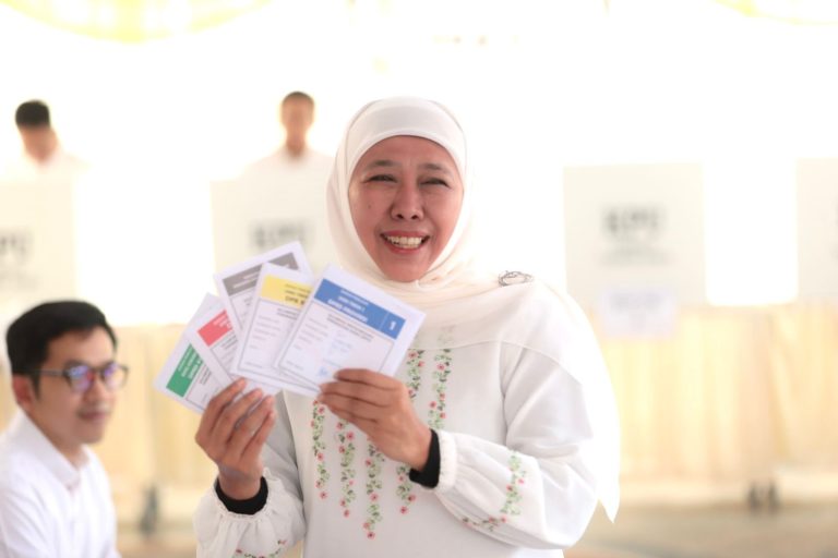 Didampingi 3 Jagoannya, Khofifah Nyoblos di TPS 31 Surabaya
