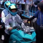 gibran-rakabuming-naik-motor-listrik