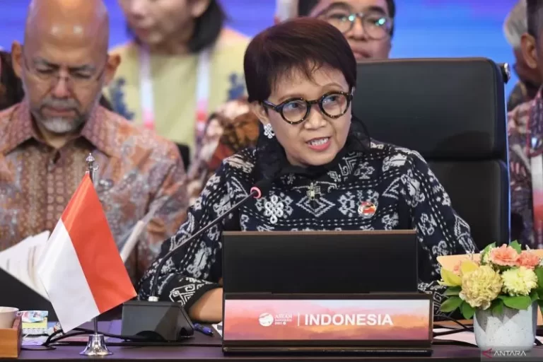 Menlu Retno Raih Penghargaan Medali Emas Kemerdekaan Pers dari PWI