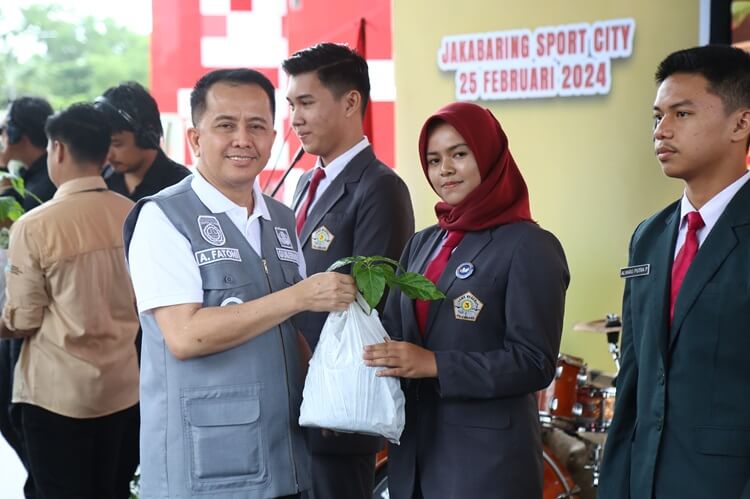 Pj Gubernur Sumsel Bagikan 5.000 Bibit Cabai Siap Tanam Ke SMK/SMA Se Sumsel