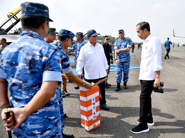 Presiden Jokowi dan Prabowo Tinjau Kesiapan Alutsista di Pangkalan TNI AU Iswahjudi