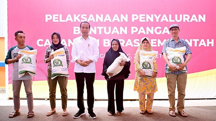 Presiden Jokowi Serahkan Bantuan Pangan kepada Masyarakat