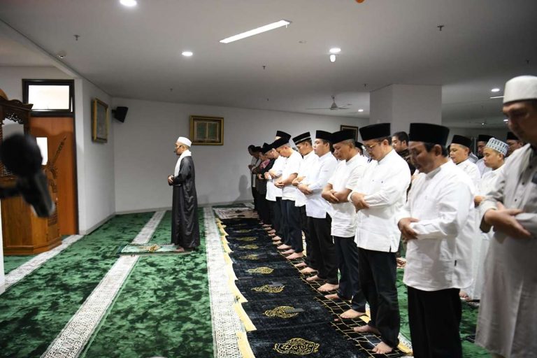 Pj Gubernur Jabar Tarling di Masjid Al Mizan Kejati Jabar