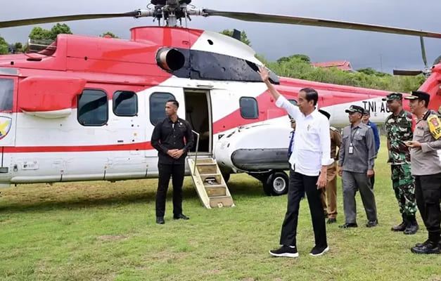 Presiden Jokowi Disambut Ketua Adat