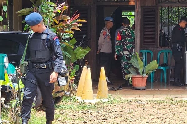 Heboh Penemuan Foto Penuh Tusukan Jarum di Rumah Dukun