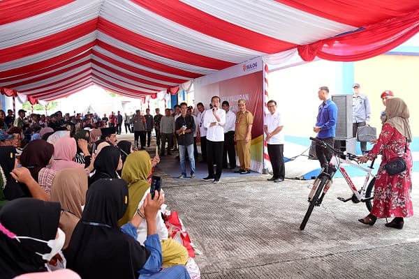 Presiden Jokowi Serahkan Bantuan Pangan