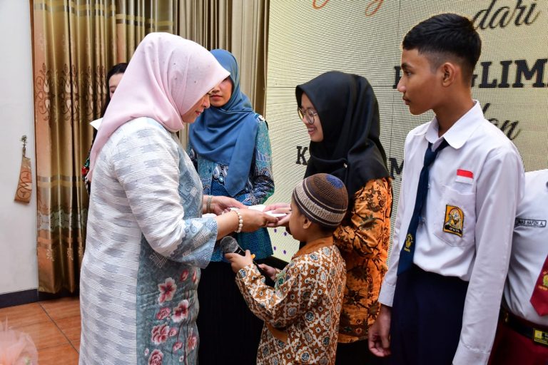 Ahli Waris Awak Pesud Bonanza T-2503 Terima Santunan dari Ketum IKKT PWA