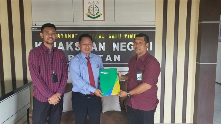 BPJamsostek Madiun Serahkan SKK ke Kejari Kab. Pacitan