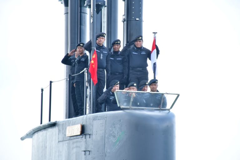 Dari KRl Makasar, Danpuspenerbal Saksikan Prosesi Penyematan Brevet Hiu Kencana Kepada Panglima TNl