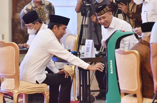 Presiden Jokowi dan Wapres Maruf Amin Serahkan Zakat