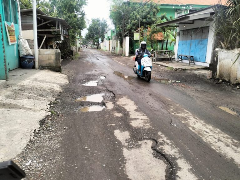 Jalan rusak Desa Gemurung-Tebel dikeluhkan warga, Gus Muhdlor pastikan dibeton tahun ini.