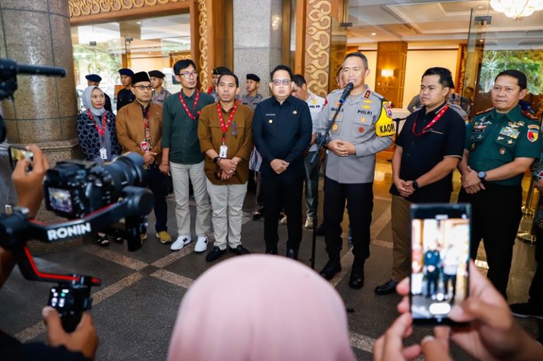 Pj Gubernur Adhy Tinjau Rekapitulasi KPU Jatim Bersama Forkopimda
