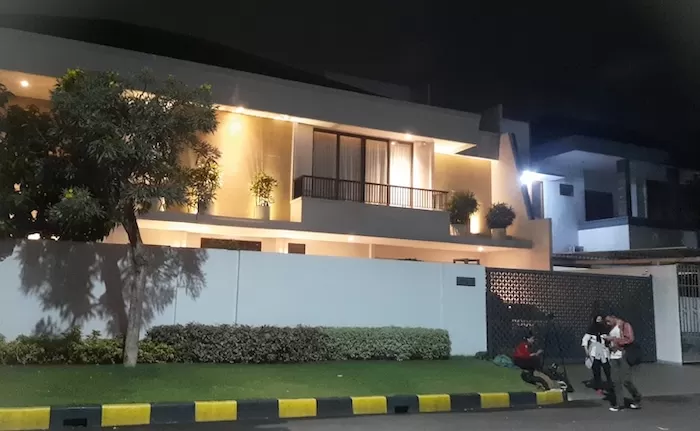 KPK Geledah Rumah Hanan Supangkat, Penyidik Bawa 4 Koper