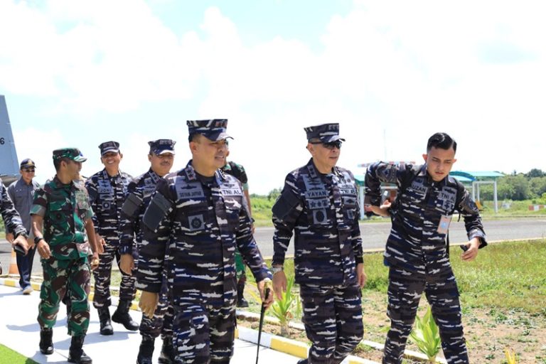 Tinjau Korban Gempa, Komandan Puspenerbal Dampingi Kasal Kunker dan Bakti Sosial di Bawean dan Tuban