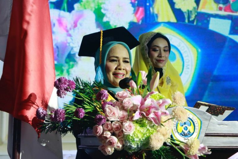 Unitomo Kukuhkan 623 Wisudawan