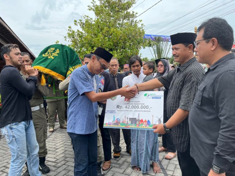 Wali Kota Madiun Serahkan Santunan JKm Rp 42 Juta kepada Ketua RW yang Meninggal Dunia