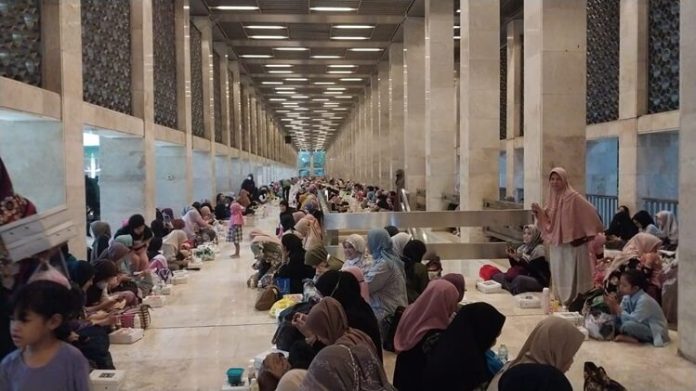 Masjid Istiqlal Takjil Gratis