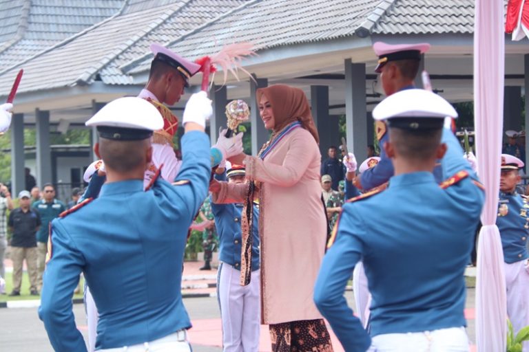 Komandan Puspenerbal Saksikan Pengukuhan Ibu Kehormatan Taruna Akademi TNI