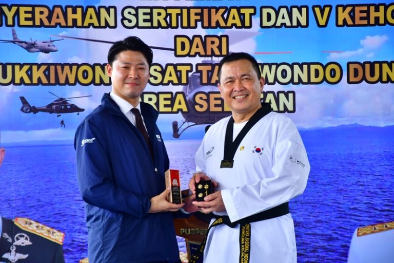Di Shelter 400 WU2 Puspenerbal, Asrenum Panglima TNl Terima Sabuk Kehormatan DAN V Taekwondo Kukkiwon
