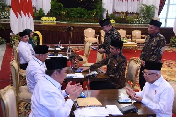 Presiden Jokowi dan Wapres Maruf Amin Serahkan Zakat