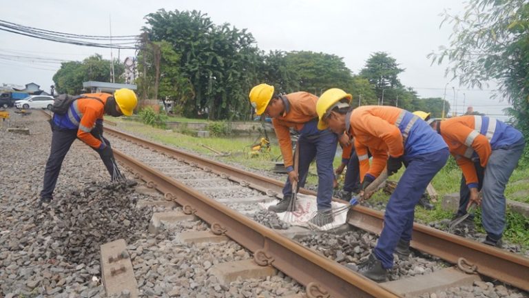 Daop 8 Surabaya Intensifkan Perawatan jalur KA jelang Mudik Lebaran 2024