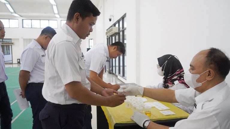 Daop 8 Surabaya Gelar tes Narkoba awak KA Lebaran untuk jamin keselamatan perjalanan perkeretaapian
