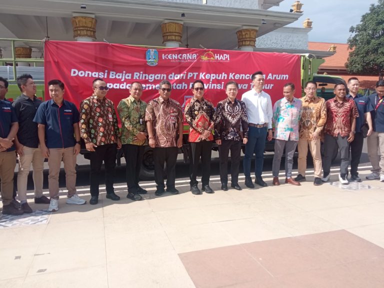 Penyerahan Bantuan Baja Besi Ringan dari PT Kencana Maju Bersama kepada Pemprov Jatim, Bentuk Kepedulian terhadap Warga Pulau Bawean