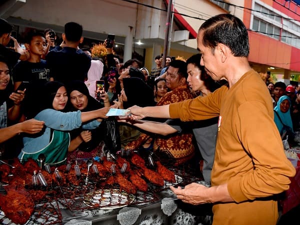 Presiden Jokowi Ngabuburit Berburu Takjil